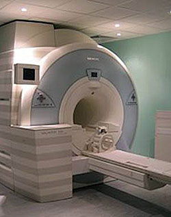 Мощные магниты внутри томографа фиксируют изменения в кровотоке сосудов мозга